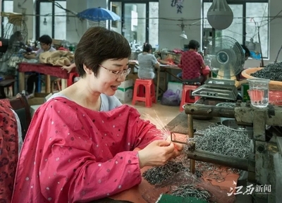 江西省扶贫办公室 图片新闻 这位女书记,让麻将桌冷清,让扶贫车间热闹