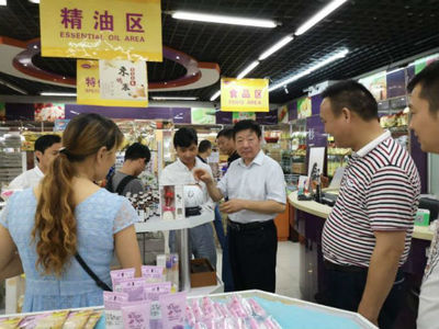 韩摆渡镇组织人员赴浙江义乌对接“来料加工”项目