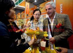 妇女来料加工精品在义乌展洽在义乌国际博览中心举行。