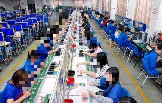 穷小伙进城找工作,把晚餐给补胎老人,没想到老人给他带来了惊喜